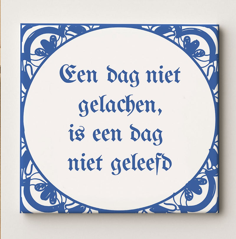 Een Dag Niet Gelachen Is Een Dag Niet Geleefd Tegel – 15x15cm Blauw-Witte Keramische Wanddecoratie – Inspirerende Nederlandse Spreuk voor Huis of Kantoor