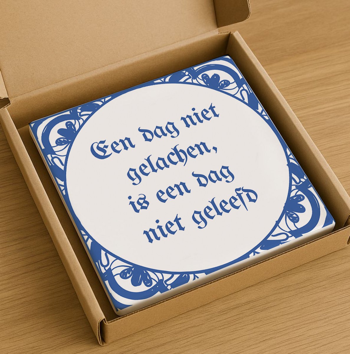 Een Dag Niet Gelachen Is Een Dag Niet Geleefd Tegel – 15x15cm Blauw-Witte Keramische Wanddecoratie – Inspirerende Nederlandse Spreuk voor Huis of Kantoor