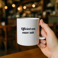 Grappige Koffiemok – “Officieel een Ouwe Zak” – Humoristisch Verjaardagscadeau voor Mannen, Pensioen & Gek Cadeau