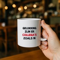 Grappige Mok Met Nederlandse Tekst "Gelukkig Zijn Er Collega’s Zoals Ik" – Speelse Keramische Koffiebeker