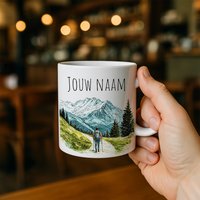 Gepersonaliseerde Bergwandeling Mok – Koffiebeker met Eigen Naam en Natuurillustratie – Perfect Cadeau voor Wandelaars & Avonturiers