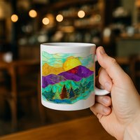 Kleurrijke Berg Zonsopgang Mok – Artistieke Natuur Koffiebeker voor Buitenliefhebbers