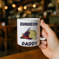 Dungeon Daddy Koffiemok met D20 Dobbelsteen & Fantasy Ontwerp – Leuk Cadeau voor DnD Spelers & Game Masters