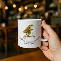Grappige Kikker Mok – “Op Weg om Kwajongensstreken Uit te Halen” – 330ml Speelse Keramische Beker – Cadeau voor Vrienden, Collega’s & Scooterfans